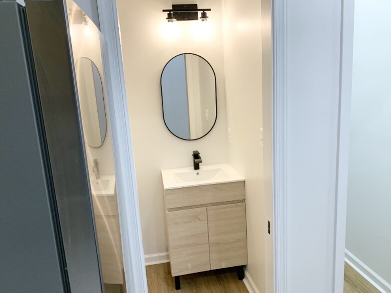 Building Photo - 1600 S Charles St