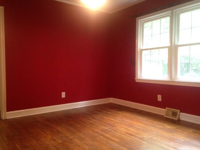 Building Photo - 3BR Normaltown Charmer