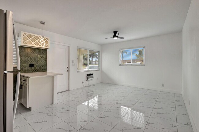 Building Photo - 525 S Broadway