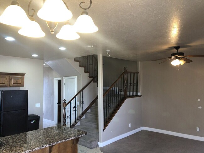 Building Photo - "Spacious 3-Bed Townhouse with 2.5 Baths i...
