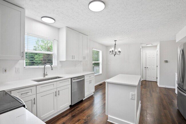 Building Photo - 5998 Blaverly Dr