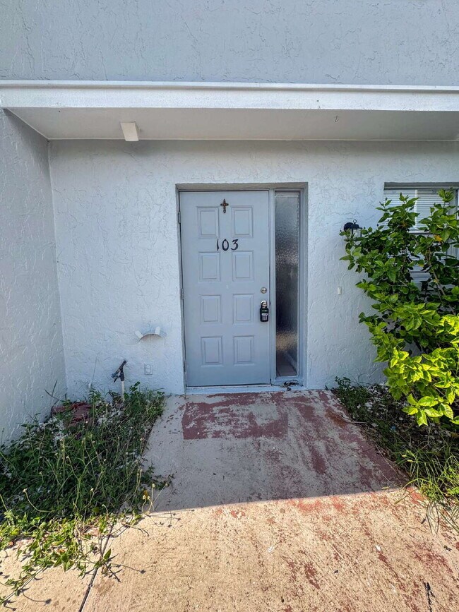 Building Photo - 1123 SW 48th Terrace
