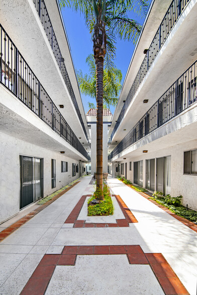 courtyard - Zelzah Apartments