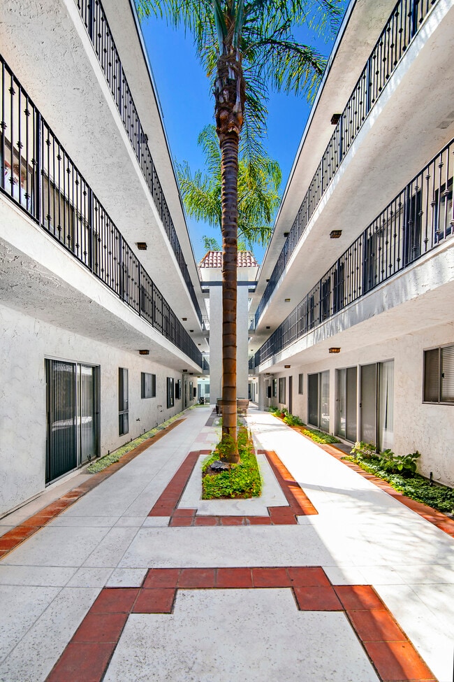 courtyard - Zelzah Apartments