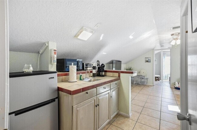 Building Photo - 305 N 6th St