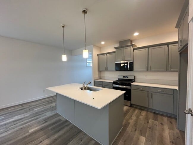 Building Photo - 3 Bedroom 2 Bath Silverton OR