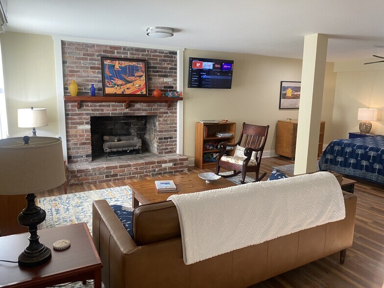 Living area with TV - 402 Timber Ln