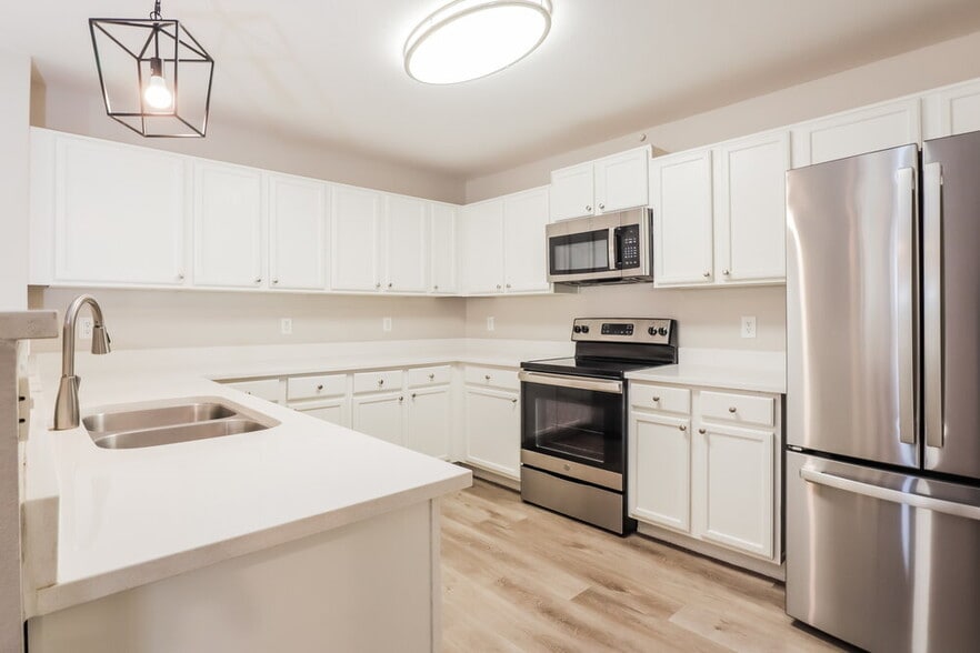 Building Photo - 2755 N Saramano Ln