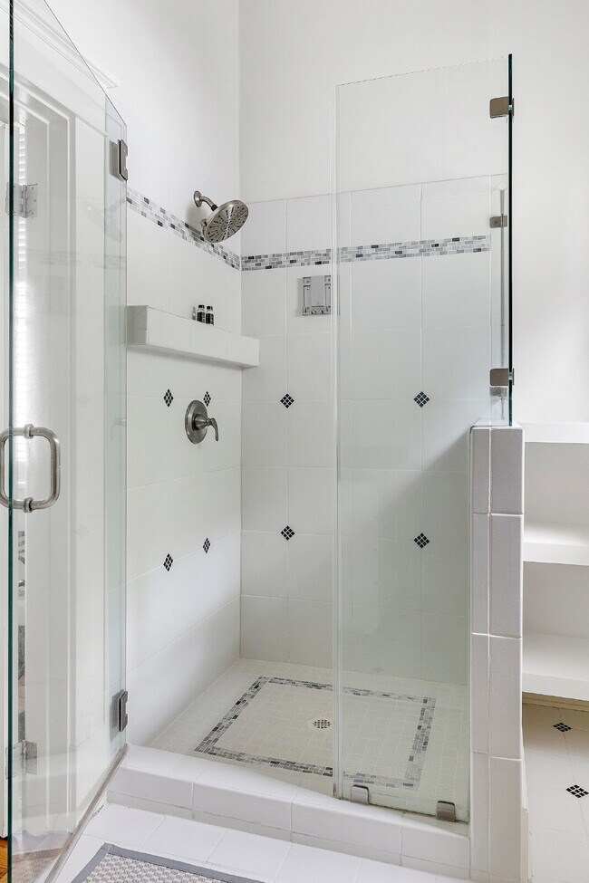 Building Photo - Preleasing for July 15, 2027 | Fully Furnished 3BR Near USC