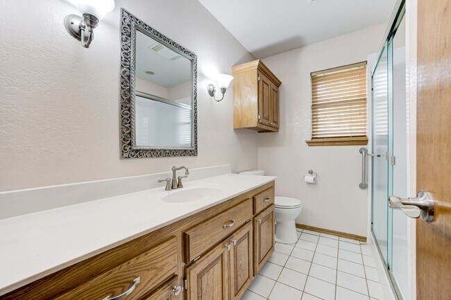 Building Photo - Beautiful 3-Bedroom / 2-Bathroom home in Yukon!