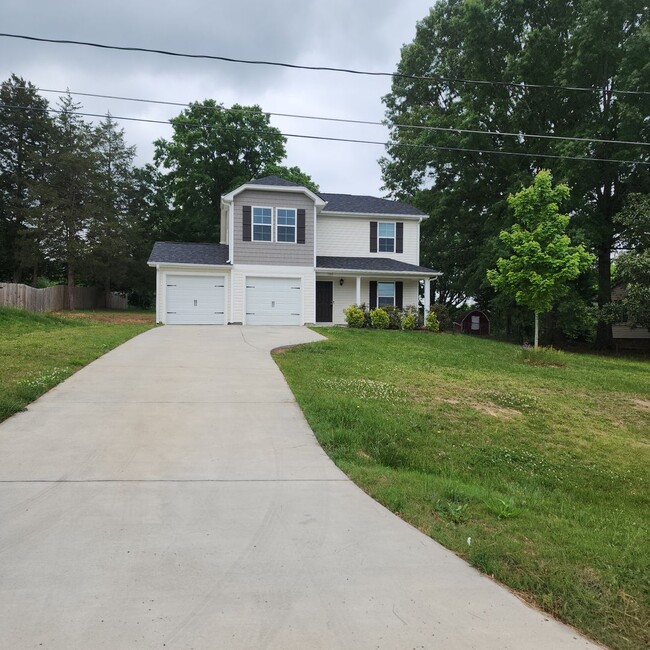 Building Photo - 4 Bedroom House with Double Garage FOR REN...