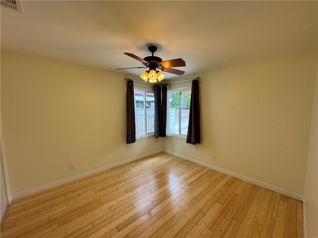 Building Photo - 633 Hillcrest St