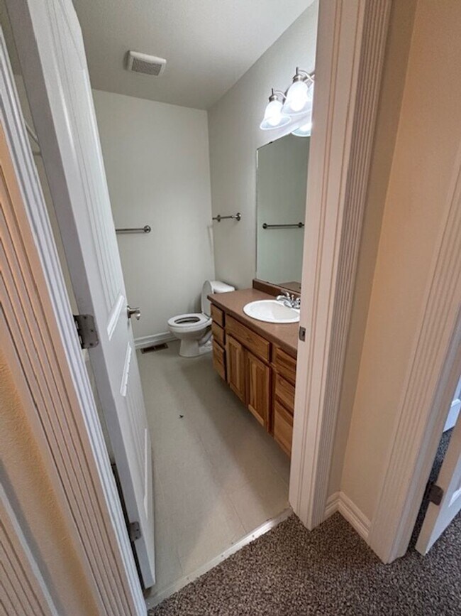 Building Photo - 4 Bedroom 3.5 Bath Townhouse Near Dell Range Blvd.