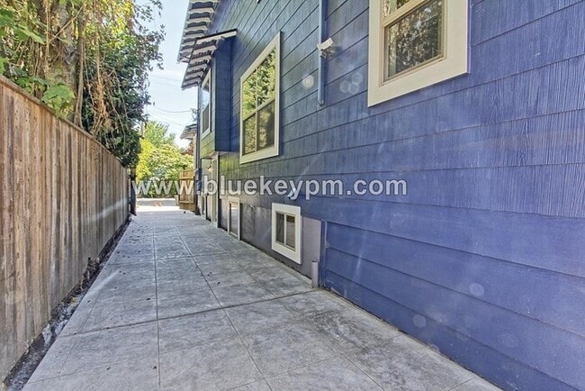 Building Photo - 2 Bed, 1 Bath Unit in Laurelhurst Plex