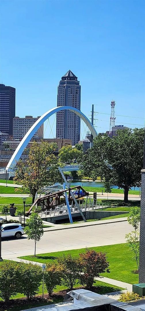 Building Photo - Luxurious 3-Bedroom, 2-Bathroom Townhouse – Des Moines