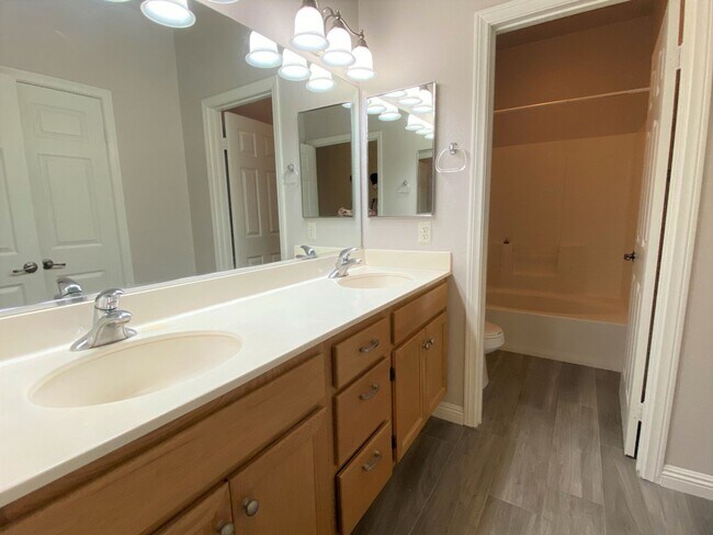 Building Photo - Oceanside stunner - 3 bedroom townhome available now!