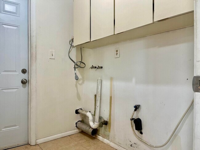 Building Photo - 235 Andros Dr