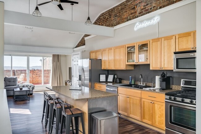 Building Photo - Urban Luxury with Stunning City Views – 2B...