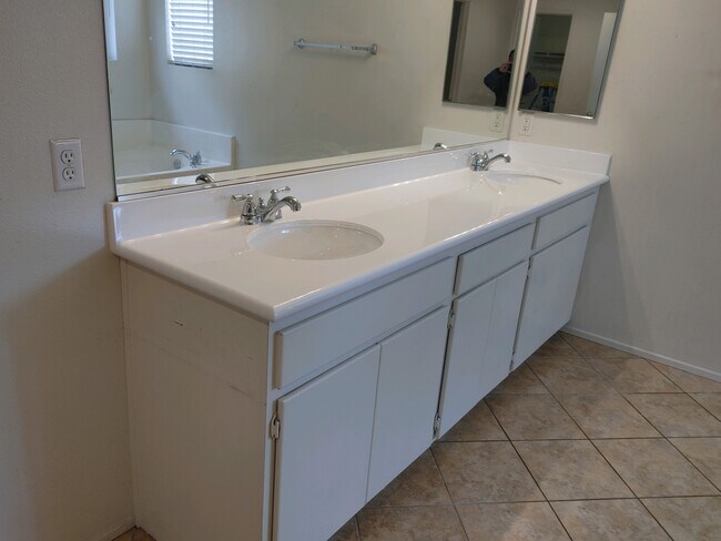 Master Bath - Dual Sink Vanities - 17528 Yellowwood Way