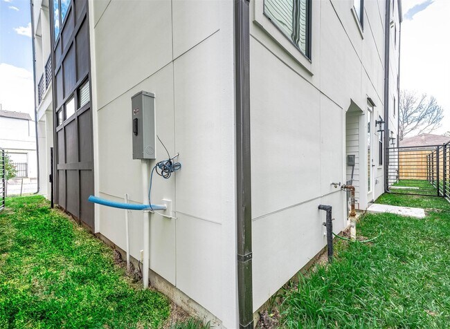 Building Photo - 3805 Coyle St