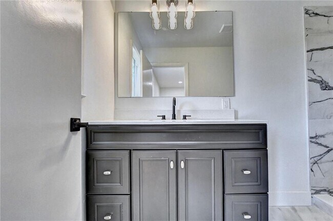 Building Photo - 6085 Glenridge Dr