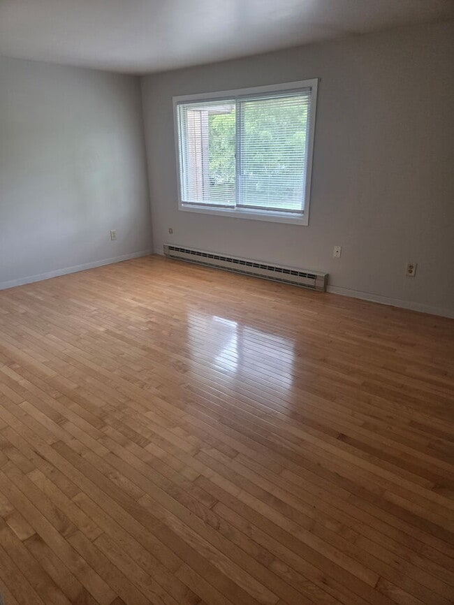 Building Photo - 2 bedroom townhome.