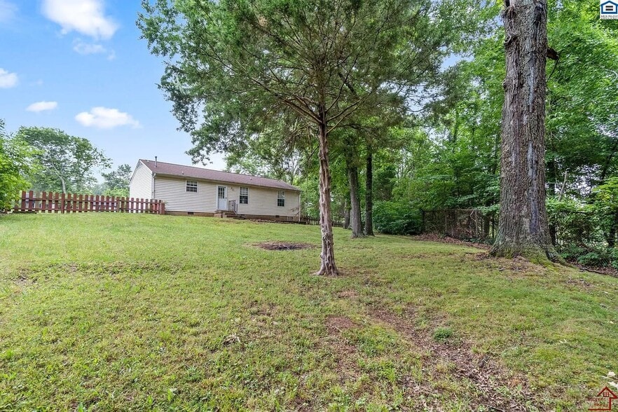 Building Photo - 1907 Roan Dr