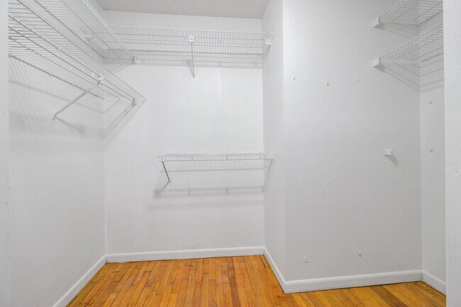 Building Photo - 816 E Estates Blvd