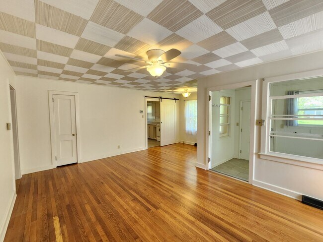 Building Photo - LOCATION! Close to Downtown Black Mountain