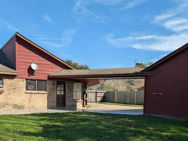 Building Photo - 807 Poppets Way