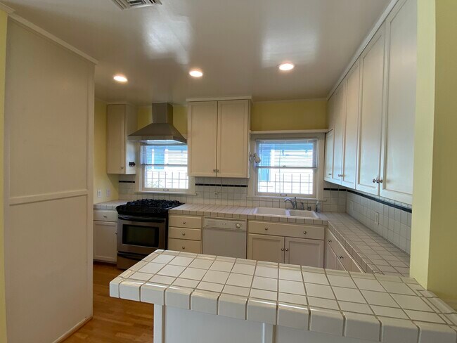 Kitchen - 1823 N Michigan Ave