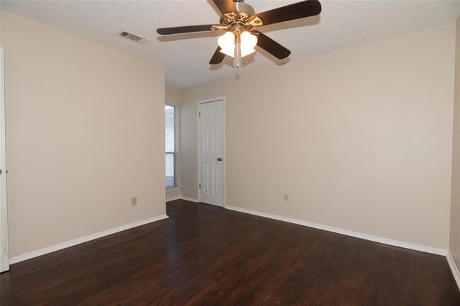 Building Photo - 1407 Click Cove