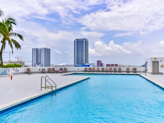 Building Photo - 1750 N Bayshore Dr