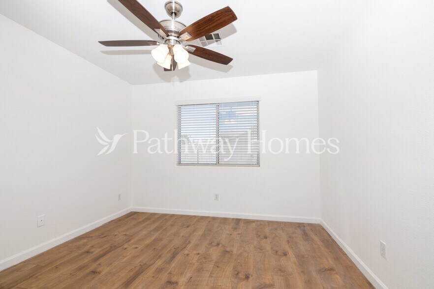 Building Photo - 520 W Musket Pl