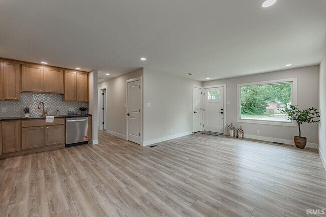 Building Photo - 1628 E Blackford Ave