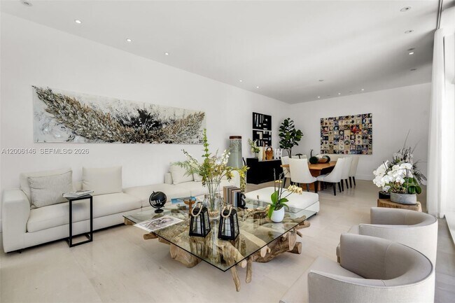 Building Photo - 230 W McIntyre St