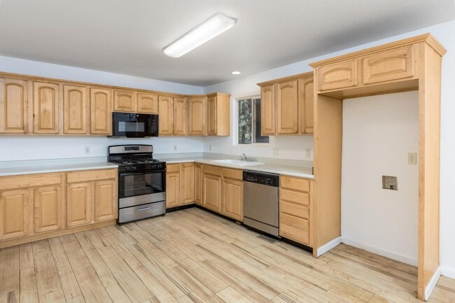 Building Photo - 6885 Kings Row Dr