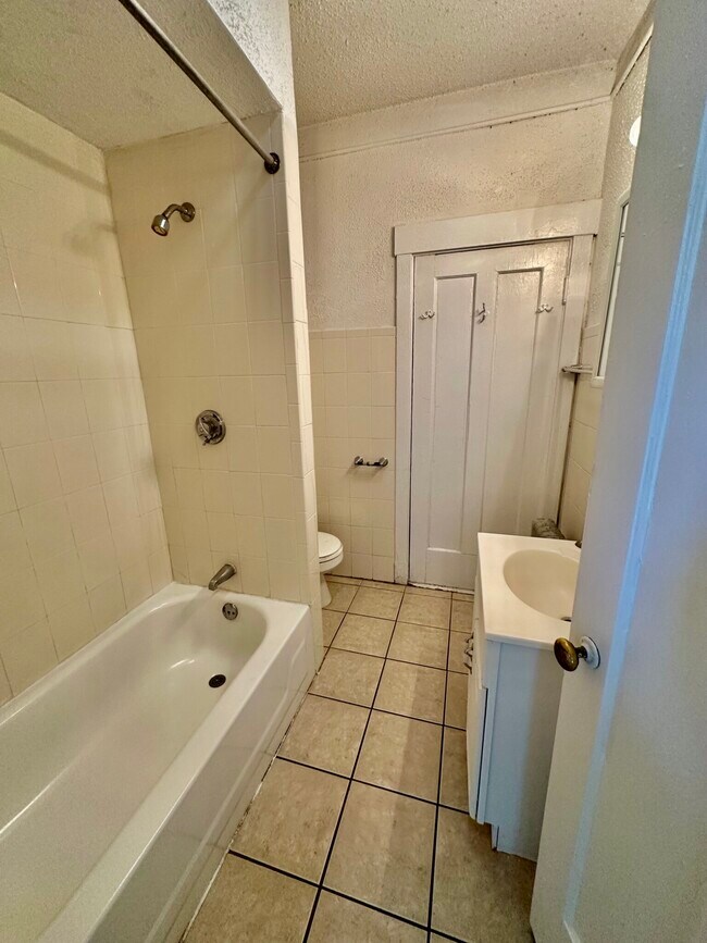 Building Photo - 74 Egmont St