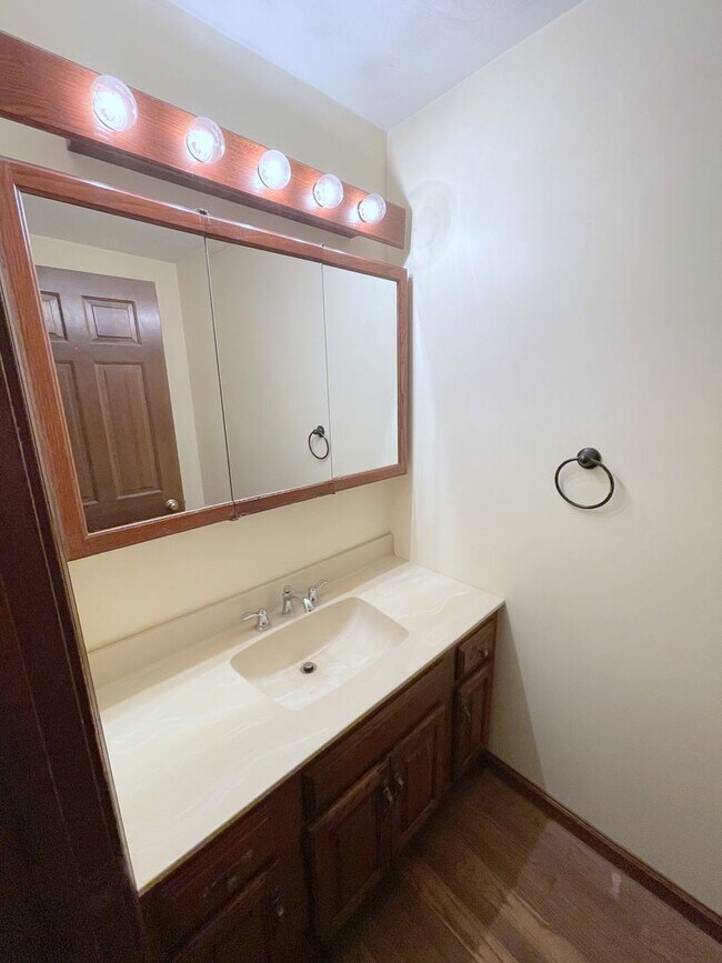 Building Photo - Country Charm Large 2-Bedroom Duplex in Mi...