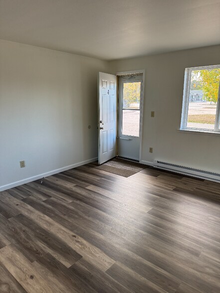 Building Photo - 3850 N Shore Dr