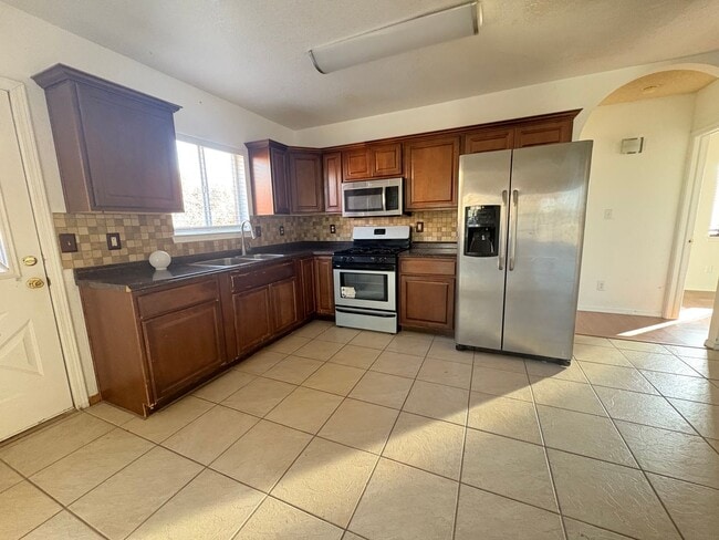 Building Photo - EASTSIDE HOME FOR RENT