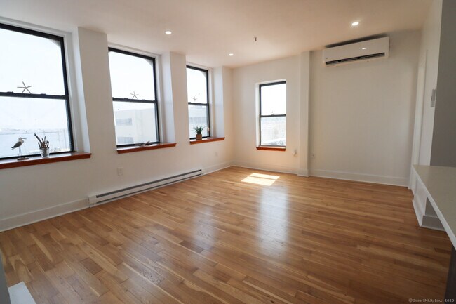Building Photo - 209 Bank St