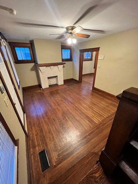 Living Room - 21 Glenwood Ave