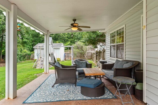 Building Photo - 3 Bedrooms 2 baths in McDonough on 1 acre waterfront backyard with private dock.