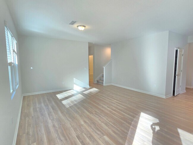 Building Photo - Approx 2700sqft, 5 bed / 3 bath featuring ...