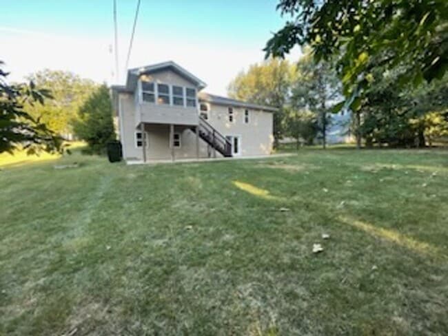 Building Photo - Spacious 3 bedroom/3 bath home
