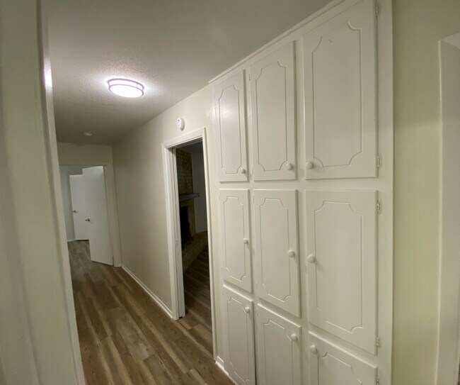 Building Photo - 1217 Scott Dr