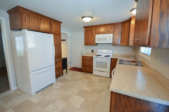 Building Photo - Ranch-style home with great fenced yard & patio!