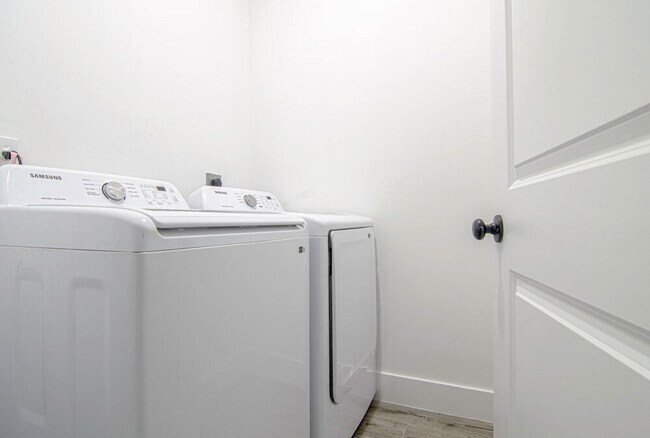 Building Photo - 15245 Brainbridge Cir