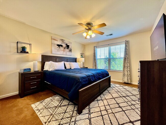 Building Photo - 6608 Rosemont Ln